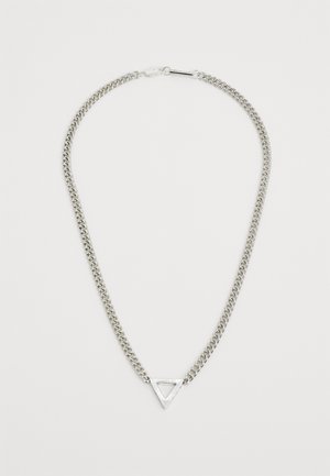 Srebrny naszyjnik łańcuszkowy z trójkątnym wisiorkiem z wyciętym środkiem. Łańcuch ma ogniwa połączone ze sobą i bezpieczne zapięcie. Minimalistyczny design.