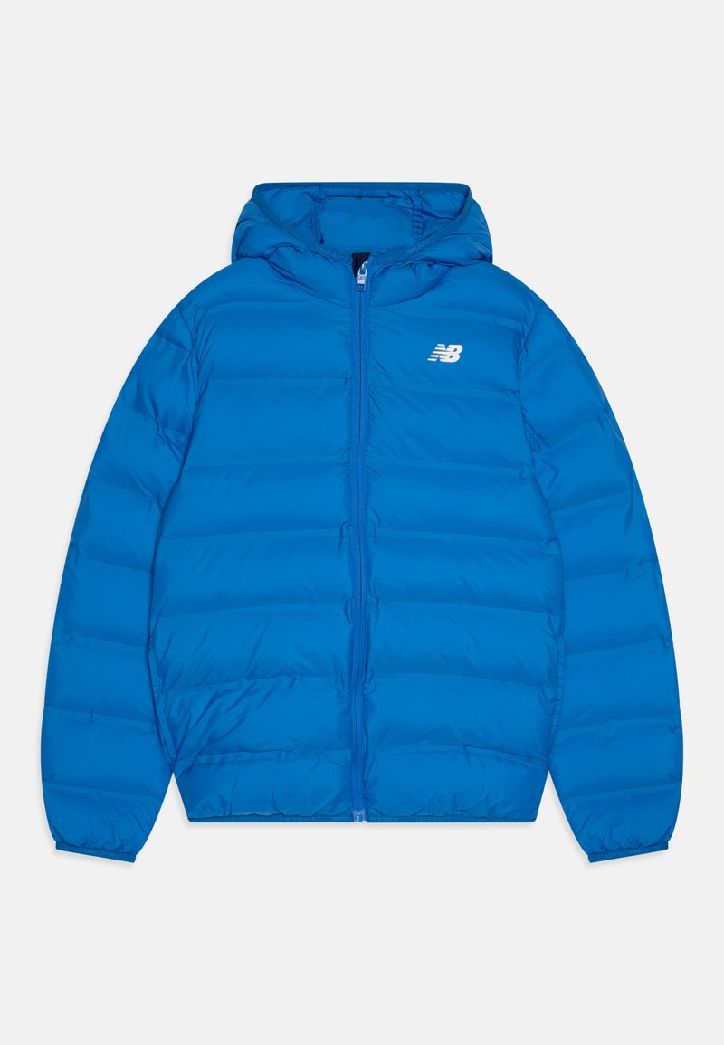 Casaco puffer azul com capuz, fecho de correr e punhos elásticos. Apresenta um design acolchoado com um logótipo subtil no peito.