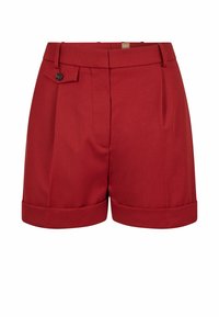 Shorts rouges sur mesure en tissu lisse, avec des plis à l'avant, des poches latérales et des ourlets retroussés pour une apparence structurée.