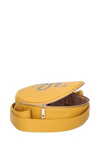 Borsa a tracolla gialla in pelle con chiusura a zip, caratterizzata da una finitura testurizzata e accenti di strass sulla parte anteriore.
