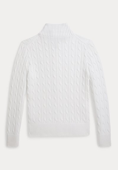 Weißer Pullover mit Zopfmuster, langen Ärmeln und einem gerippten Rollkragen, von hinten auf unifarbenem Hintergrund gezeigt.