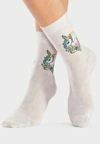 Calcetines de algodón blancos con un diseño de unicornio y acentos coloridos. El unicornio tiene detalles de melena en azul y rosa, con un cuerno y un arcoíris.