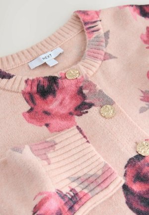 Světle růžový pletený cardigan s květinovým vzorem v odstínech růžové a šedé, s ribbed detaily a zlatými knoflíky vpředu.