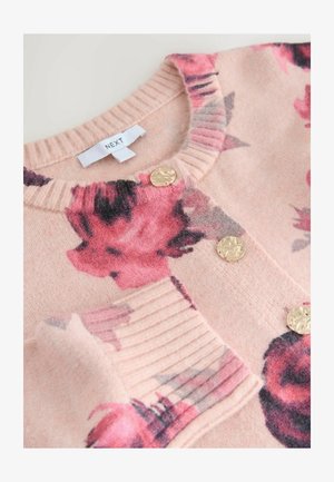 Jasnoróżowy sweter z dzianiny z kwiatowym wzorem w odcieniach różu i szarości, z prążkowanymi detalami i złotymi guzikami z przodu.