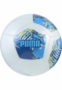 Puma fotboll med en glänsande vit yta, blå och gula accenter, geometriska paneler och en framträdande Puma-logotyp på en blå hexagon.