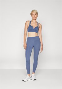 ONLY Play ONPMARTINE SEAMLESS BRA OPUS - Sujetadores deportivos con sujeción media - vintage indigo