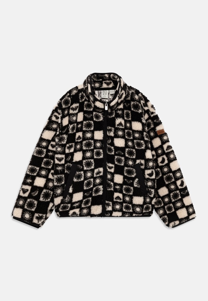 Chaqueta de forro polar con un patrón de cuadros blanco y negro, que presenta un cierre de cremallera frontal, un cuello alto y acentos negros en los bolsillos y puños.
