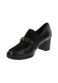 Zapato de tacón negro que combina materiales de cuero y ante, con punta redonda y una correa decorativa con un acento metálico. Diseño de tacón cuadrado.
