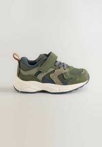 Dziecięce zielono-granatowe sneakersy z białą podeszwą, górna część z siateczki i zamszu, rzep i uchwyt na neutralnym tle.