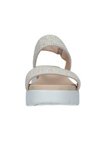 Sandali con cinturini intrecciati bianchi, suola bianca spessa e soletta imbottita beige. Dotati di due cinturini larghi sulla parte superiore.