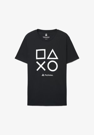T-shirt nera in cotone con grandi simboli bianchi di PlayStation: quadrato, triangolo, cerchio e x, con la scritta "PlayStation" sotto.