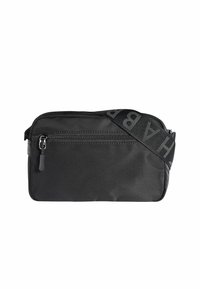 Bolso cruzado de nylon negro con cierre de cremallera, que presenta una correa texturizada con la palabra "HAB". Forma rectangular con elementos de diseño elegantes.