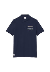 Marinblå polo skjorta i bomull, med krage, korta ärmar och broderad "LACOSTE ROLAND GARROS CLUB"-logotyp med färgaccenter.