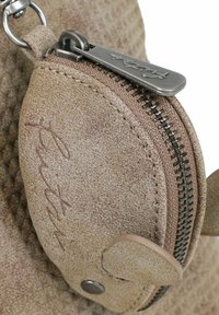 Pochette beige con texture e zip in metallo, caratterizzata da una forma rotonda e un logo impresso sul davanti. Accentuata da un fermaglio a scatto.