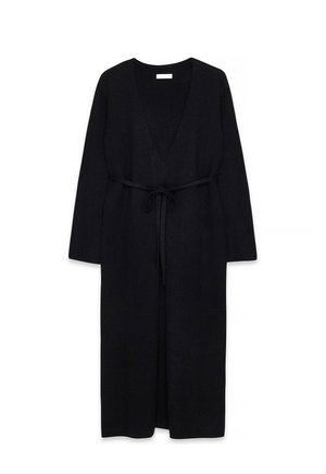 Lang sort strikket cardigan med lange ærmer og et bælte bundet i taljen, åben front og rund halsudskæring.