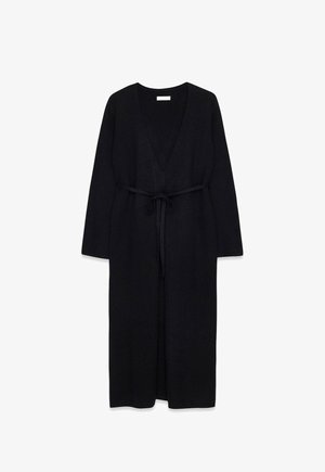 Lang sort strikket cardigan med lange ærmer og et bælte bundet i taljen, åben front og rund halsudskæring.