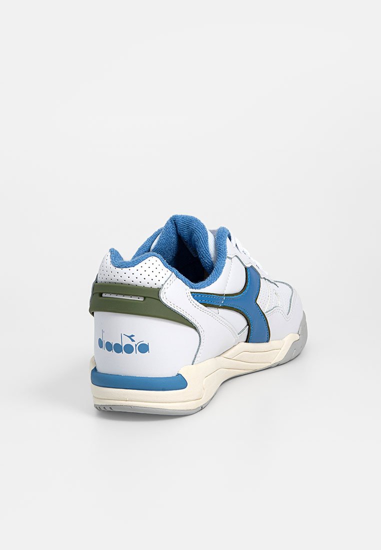 Biała sneakers z niebieskimi i zielonymi akcentami, z teksturowanym tyłem, wyraźnym logo, zapięciem na sznurówki i wyściełanym kołnierzem dla wsparcia.