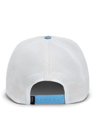 Gorra de béisbol de malla blanca con una correa ajustable azul en la parte trasera, que cuenta con un botón central azul y una etiqueta negra en el lado.