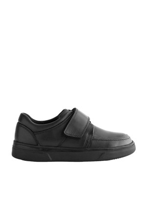Chaussure décontractée en cuir noir avec une large sangle Velcro, un col rembourré et une semelle épaisse en caoutchouc, vue de côté sur fond blanc.