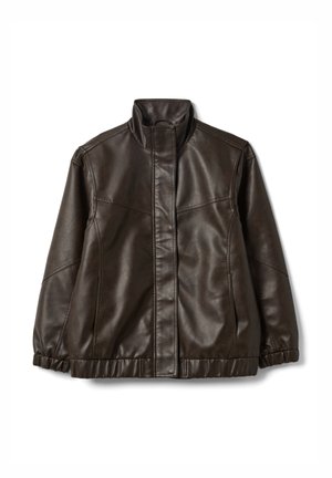 Giacca marrone in similpelle con collo alto, chiusura frontale con zip e orlo elasticizzato. Presenta dettagli a cucitura e un design dalla vestibilità comoda.