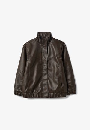 Chaqueta marrón de cuero sintético con cuello alto, cremallera frontal y bajo elástico. Presenta costuras decorativas y un diseño de ajuste relajado.