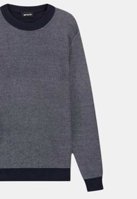 Maglione grigio con una finitura texturizzata, colletto rotondo a coste blu navy e polsini a coste. Design semplice, maniche lunghe e taglio dritto.