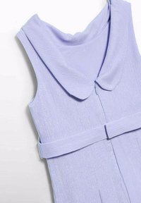 Abito leggero lavanda con finitura testurizzata, dotato di colletto, chiusura con zip e cintura coordinata in vita. Design semplice, senza maniche.