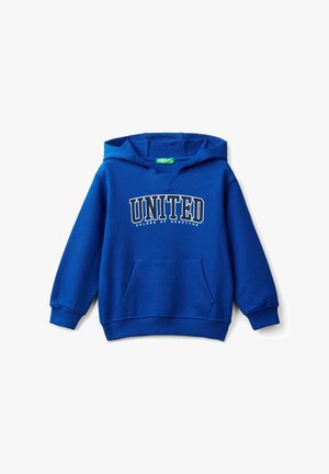 Sweat à capuche bleu avec poche avant et texte "UNITED COLORS OF BENETTON" imprimé en blanc et bleu marine sur la poitrine.