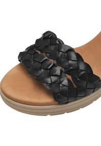 Infradito in pelle nera con fasce intrecciate, plantare beige e suola texturizzata. Presenta una forma arrotondata e una finitura liscia.