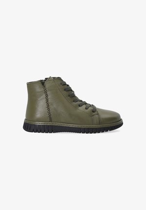 Grüne Leder-Stiefeletten mit schwarzer Gummisohle, Schnürung an der Vorderseite und dekorativen Nähten an den Seiten. Glatte Textur mit einem leichten Glanz.
