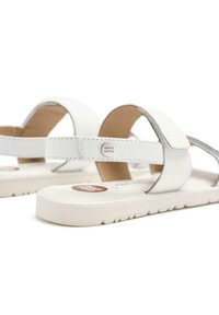 Sandalias de cuero blanco con dos correas anchas y suela de goma con textura antideslizante. Marcadas con "Gios Eppo" en el lateral.