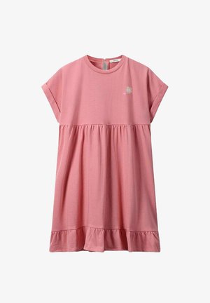 Robe en coton rose avec des manches courtes, taille froncée et ourlet à volants en plusieurs niveaux. Présente de petites broderies de soleil et de cœurs.