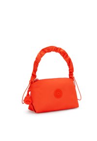 Liten orange nylonhandväska med en rynkad handtag, dragkedja och en logotypapplikation på framsidan. Inkluderar en lekfull charmdetalj.