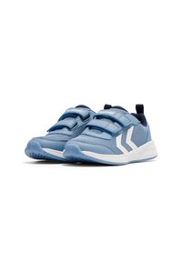 Blaue Sportschuhe aus Netz- und Synthetikmaterialien, mit doppelten Velcro-Riemen, einer weißen Sohle und einem auffälligen Logo-Element.