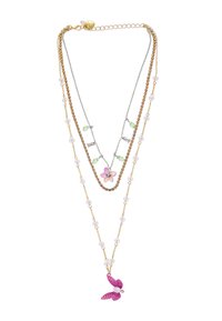 Collana a tre strati con catene d'oro e argento, perline pastello, un fiore in smalto rosa e un pendente a forma di farfalla rosa.