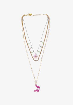 Dreilagige Halskette mit goldenen und silbernen Ketten, pastellfarbenen Perlen, einer rosa Emaille-Blume und einem rosa Schmetterlingsanhänger.