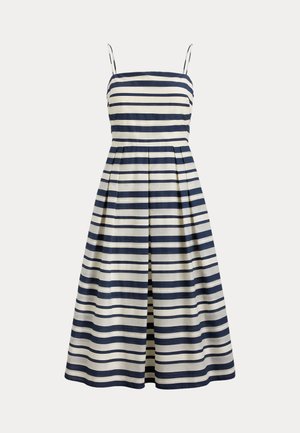 Bepatilkė midi suknelė su tamsiai mėlynomis ir baltomis horizontaliomis juostelėmis, aptemptu liemeniu, smulkios juostelės dirželiais ir klostuotu A formos sijonu ant baltos fono.