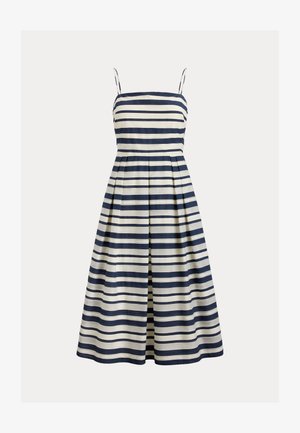 Midi šaty bez rukávov s námorníckymi a bielymi horizontálnymi pruhmi, priliehavým živôtikom, tenkými ramienkami a plisovanou sukňou v štýle A na bielom pozadí.