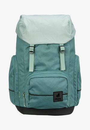 Sac à dos de randonnée bleu-vert avec rabat supérieur, poche zippée à l'avant, poches latérales et base noire, arborant le logo de la marque Deuter.