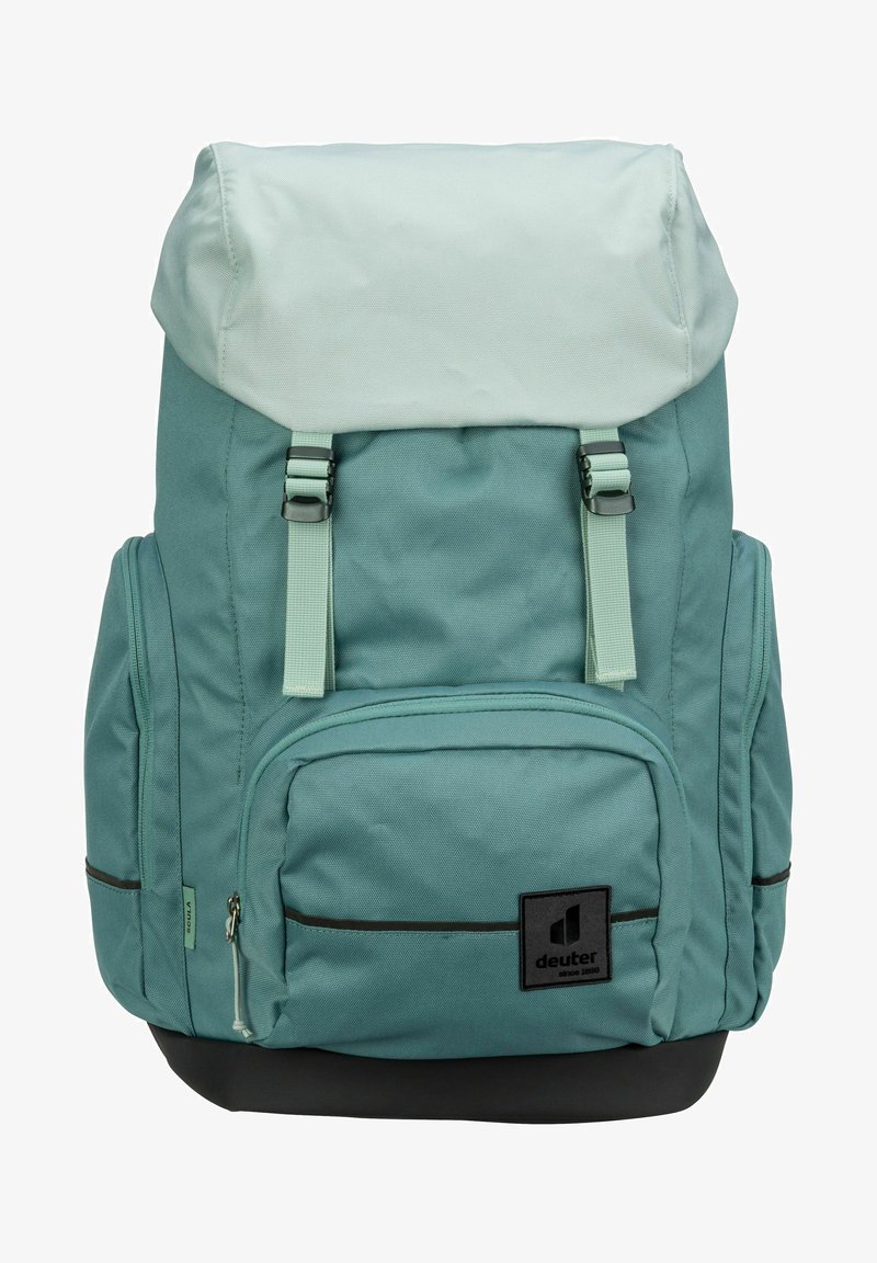 Mochila de senderismo en azul y verde con tapa superior, bolsillo con cremallera en la parte delantera, bolsillos laterales y base negra, con el logo de la marca Deuter.