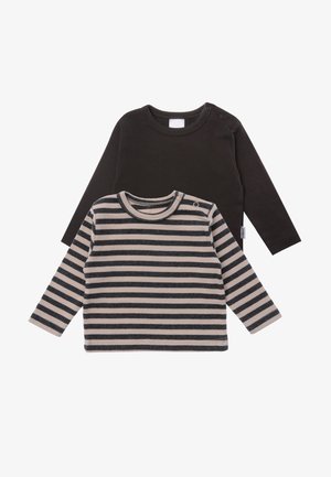 Zwei Langarmoberteile: eines in einfarbig Schwarz und eines mit Streifen in Dunkelgrau und Beige. Sie verfügen über einen runden Halsausschnitt und Druckknopfdetails.