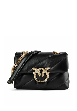 Schwarze gesteppte Leder-Umhängetasche mit goldener Kettenriemen und goldener Schließe mit zwei sich gegenüberstehenden Vögeln in einem runden Design.