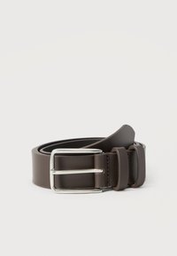 Ceinture en cuir marron avec une boucle en métal argenté, présentant une texture lisse et un design simple. Comprend une boucle pour l'ajustement et la fixation.