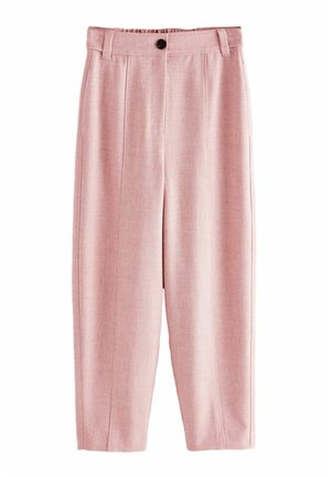 Pantalons ajustés rose pâle avec une coupe décontractée, présentant une fermeture à bouton, des plis et un tissu lisse au toucher.