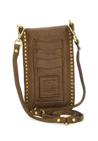 Portacarte in pelle marrone con borchie dorate, più slot per carte e una tracolla regolabile. Presenta una patch con logo e una superficie texturizzata.