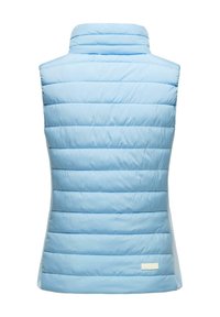 Jasnoniebieska bezrękawnik puchowy z poziomym przeszyciem, wysokim kołnierzem, gładką teksturą i naszywką z logo blisko dołu.