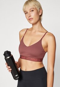 Nike Performance INDY BRA - Sportmelltartó könnyű sportoláshoz - red sepia