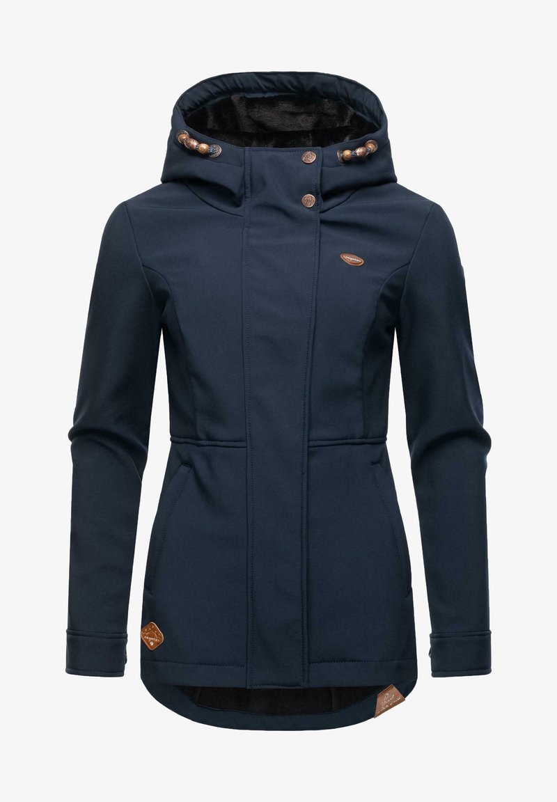 Navy modrá softshell bunda s vysokým límcem, měděnými knoflíkovými detaily a bočními kapsami. Texturovaná vnitřní podšívka a přiléhavý střih.