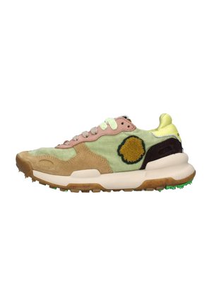 Sneaker con tomaia in tessuto verde, accenti in suede marrone, sovrapposizioni rosa e un tab sul tallone giallo. Include un dettaglio a patch circolare e suola testurizzata.
