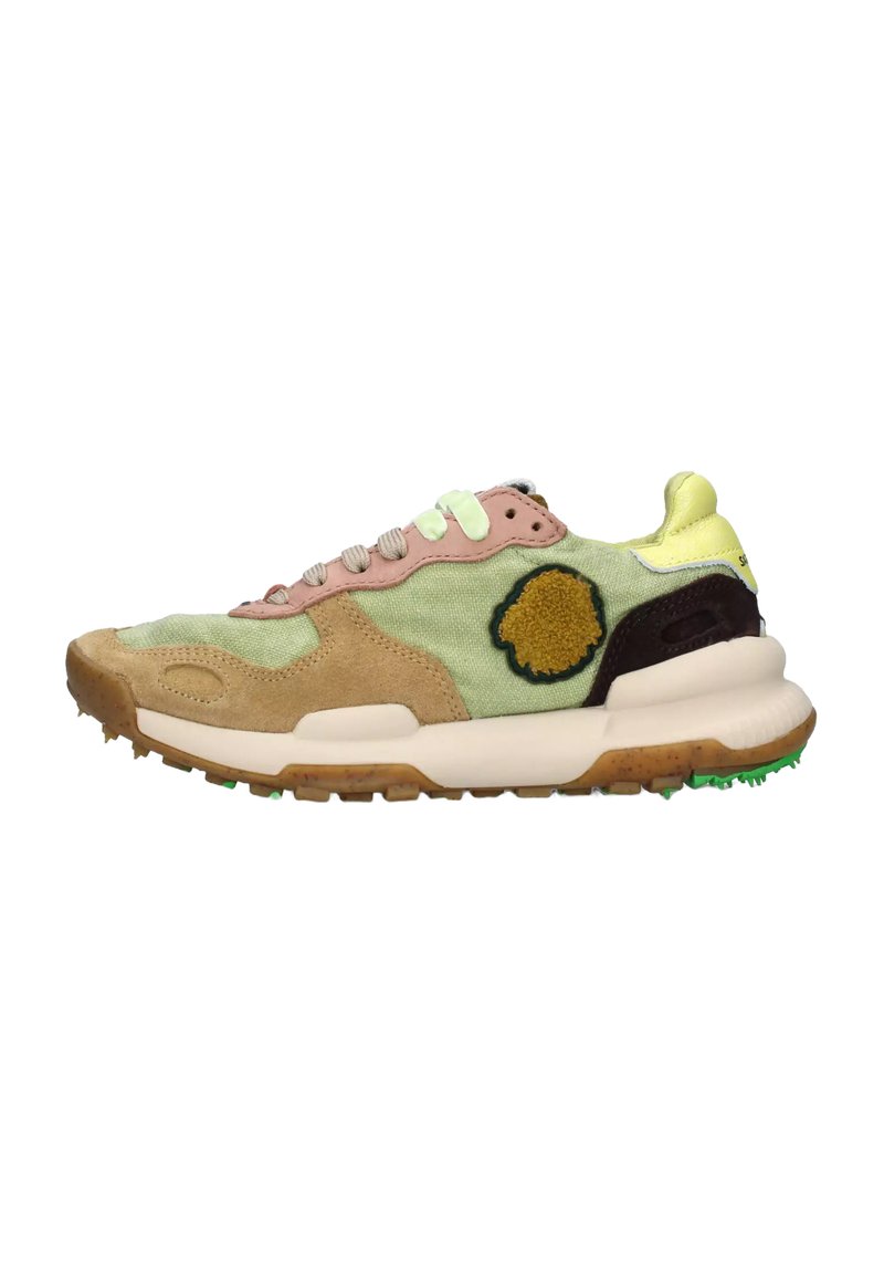 Zapatillas con parte superior de textil verde, acentos de gamuza marrón, superposiciones rosas y una lengüeta trasera amarilla. Incluye un detalle de parche circular y suela texturizada.